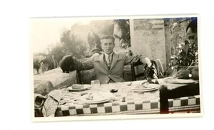 Mascota Gato y perro en la mesa de la cena instantánea de colección animal encontrado foto - Imagen 1 de 3