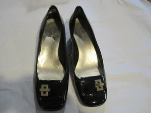 Zeppa Anne Klein Iflex in pelle verniciata nera ~taglia 8 1/2 M~con fibbia oro~LBDCN - Foto 1 di 6