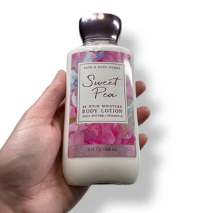 Loción corporal hidratante Bath & Body Works Sweet Pea 24 horas 8 OZ nueva manteca de karité - Imagen 1 de 3