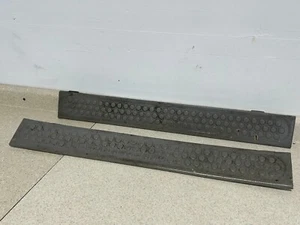 99 07 Ford F250 F350 lado conductor y pasajero basculante delantero umbral panel de ajuste gris - Imagen 1 de 3