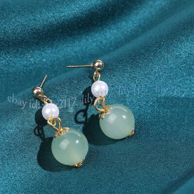 Aretes colgantes naturales de 12 mm de jade verde claro de 6 mm con cuentas de perlas blancas Foto 1 de 4