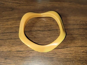 Rare Vintage 60's Bangle Bracelet Wavy Lucite For Layering Or Stacking Yellowish - Picture 1 of 3