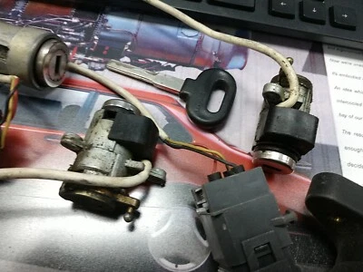 Cilindro de bloqueo de encendido Saab 9000 usado con llave + puerta + cilindro de bloqueo de maletero Foto 1 de 3