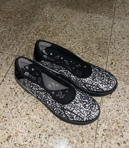 US7.5 BZEES "RUBY" BLACK/WHITE SLIP ON ORTHOPEDIC COMFORT FLATS SNEAKERS SHOES - Picture 1 of 6