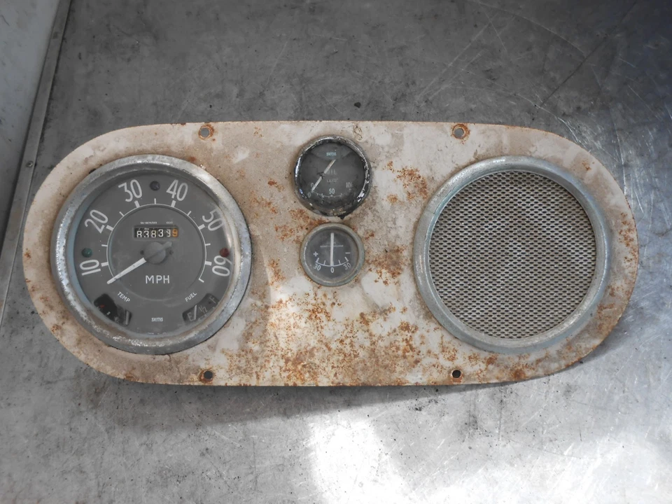 BMC AUSTIN LEYLAND MORRIS 420 FG 3.9 DASHBOARD DASH PANEL & CLOCKS SPEEDO GAUGE - Image 1 of 4