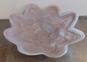 Ciotola in vetro rosa e bianco con bordo increspato e vortice 12" vintage - Foto 1 di 12