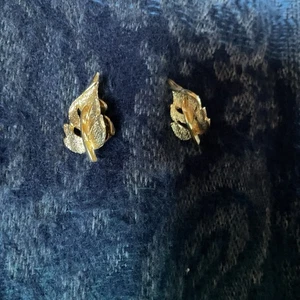 VINTAGE CLIP ON EARRINGS gold tone, dramatic leaf design - Picture 1 of 4
