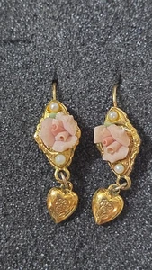 PAIR OF VINTAGE GOLD-TONE DANGLE EARRINGS WITH PORCELAIN ROSES & HEART CHARMS - Picture 1 of 3