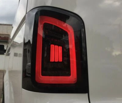 LED Lightbar Rückleuchten für VW T5 Bus 2003-2015 Rot Schwarz Smoke Rücklichter - Bild 1 von 4
