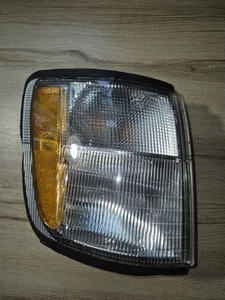 01 Isuzu Trooper Right/Passenger Side Front Turn Signal/Corner Light - Picture 1 of 4