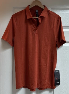 全新带标签男式 Lululemon 中号 Evolution 短袖 Polo 衫 ATRU Rust 橙色 — 第 1/4 张图片