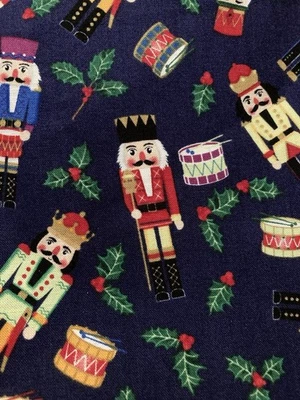 Tambores cascanueces pequeños de tela de algodón acebo en azul marino 31" X 44" de ancho Foto 1 de 3