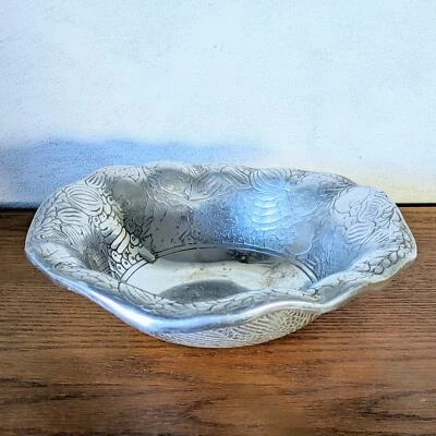Cuenco grande vintage festoneado de aluminio fundido en relieve con frutas y diseños abstractos Foto 1 de 4