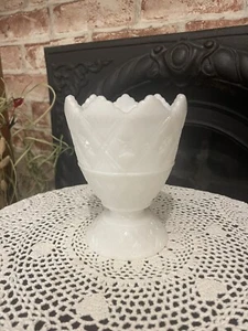 Jarrón de huevo con patas de 6” de alto de vidrio de leche blanco brody vintage EO maceta plato de caramelo - Imagen 1 de 6