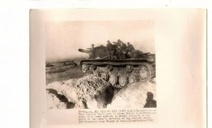 1945 Russian self  propelled Tank Wirephoto with tommy gunners (jc - Picture 1 of 1