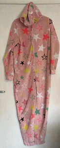 GIRLS PRETTY M&S PINK FLUFFY HOODED PYJAMA JUMPSUIT WITH STARS 13-14 YEARS VGC - Foto 1 di 12