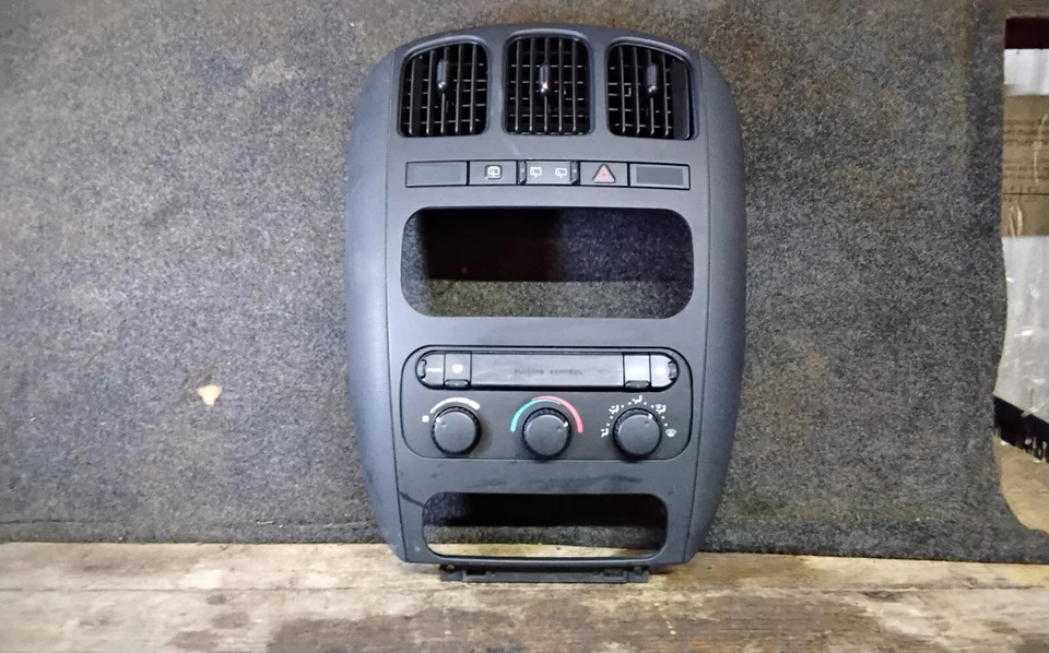 2002-03 道奇大篷车/克莱斯勒城和县加热器控制开关带挡板 — 第 1/4 张图片