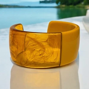 Enorme brazalete ancho de caramelo laminado Lucite vintage años 60 - Imagen 1 de 7