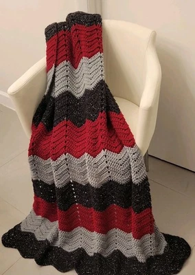 Manta de ganchillo afgana 58"×48" Chevron Zig Zag gris, rojo, carbón hecha a mano Foto 1 de 4