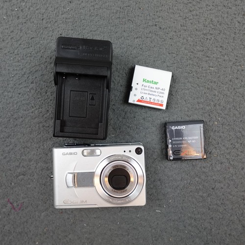 Casio Exilim EX-Z40 Digital Camera 4MP 3X Zoom FOR PARTS Charger & 2 Batteries