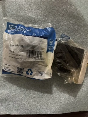 GM OEM Stabilizer Sway Bar-Rear-Bushings 14071381 Set Of 2! - Image 1 of 4