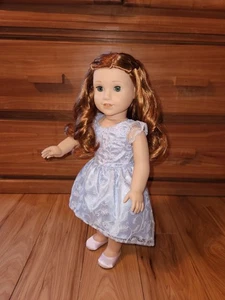 American Girl BLAIRE Puppe GOTY mit roten Haaren/grünen Augen im Brautjungfernkleid gebraucht, in einwandfreiem Zustand - Bild 1 von 15