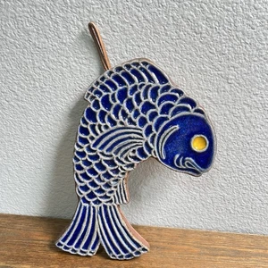 Colgante de pared vintage Victoria Littlejohn gres esmaltado pescado azul remache - Imagen 1 de 6