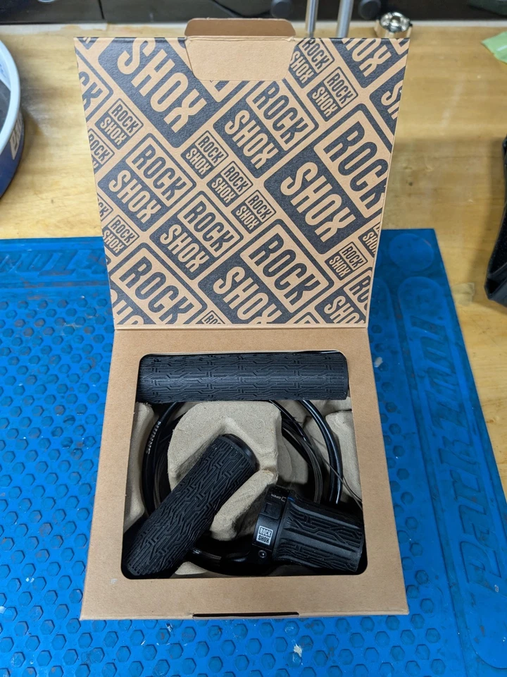 Telecomando RockShox TwistLoc Ultimate Full Sprint: lato sinistro, 3 posizioni sinistra, B1 - Immagine 1 di 2