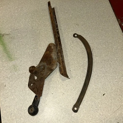 Механизм вентиляционной ручки капота и штока для пикапа Ford F-100 1956 года выпуска F-100 - Изображение 1 из 4