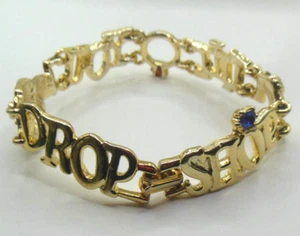 Bracciale vintage firmato AJC tono oro "Shop Till You Drop" 7,5" - Foto 1 di 7
