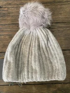 NWT Restoration Hardware Ribbed 100% Cashmere Beanie Hat Fur Pom Pom Grey New - Picture 1 of 3