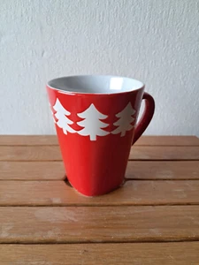 Tasse - rot - mit weißen Tannenbäumen - Weihnachten - wie neu - Bild 1 von 2