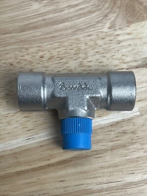 Swagelok Tee T 1/4in NPT SS-4-BT Stainless Steel Pipe Fitting Female-Male-Female - Image 1 of 4