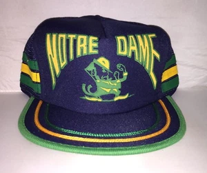 Vintage Notre Dame Fighting Irish Snapback Mütze Kappe USA NCAA Football 3 Streifen Schüssel - Bild 1 von 2