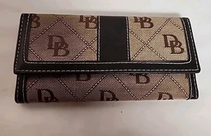 Cartera triple plegable Dooney & Bourke de colección con soporte extraíble para chequera - Imagen 1 de 14