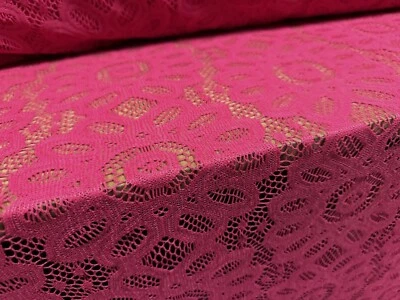 THE FABRIC MERCHANT Tessuto abito in pizzo all'uncinetto lavorato a maglia, al metro - motivo floreale - rosa ciliegia