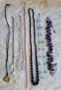 KONVOLUT 7 VINTAGE TRACHTENKETTEN PERLEN KRISTALLE AMETHYST ROSENQUARZ JET - Bild 1 von 18