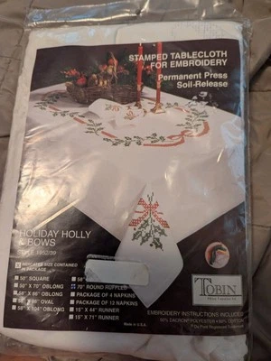 Tobin Home Fashions Stamped十字绣桌布70英寸圆形假日冬青蝴蝶结 — 第 1/4 张图片