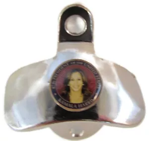 47º PRESIDENTE KAMALA HARRIS CROMO PLATA ACABADO PARED TAPA BOTELLAS ABRIDOR - Imagen 1 de 2