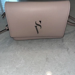 Borsa a tracolla piccola Simply Vera Vera Wang Signature pelle morbida rosa grigio ombra - Foto 1 di 13