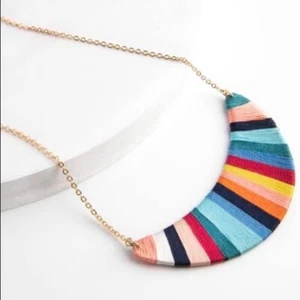 Plunder Design Halskette "Happy Go Lucky"! Schöne Halskette mit Regenbogenfäden. - Bild 1 von 3