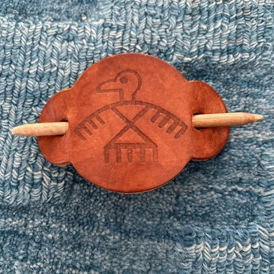 SOPORTE COLA DE CABALLO CUERO MECANIZADO PASADOR PELO PÁJARO ÁGUILA Foto 1 de 2