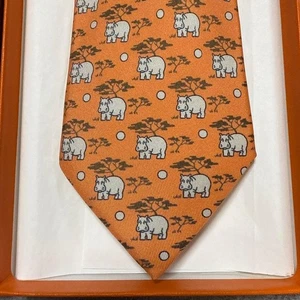 Hermes Seidenkrawatte Nilpferd Tiermuster orange ohne Karton gebraucht. - Bild 1 von 7