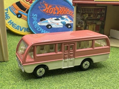 Autobús ligero Tomica Mazda 1974 no. 46 Coches de Bolsillo Autobús Rosa Blanco Raro Casi Nuevo Tomy Foto 1 de 4