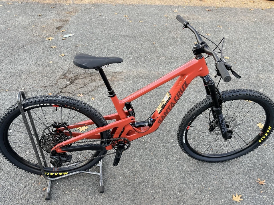 Santa Cruz Hightower 4 C 70-Kit Ladrillo Brillante Rojo Talla Mediana Foto 1 de 4