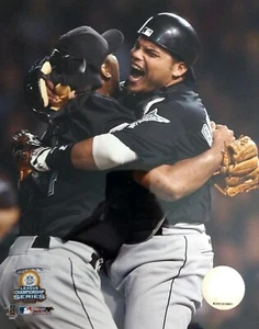 IVAN RODRIGUEZ Celebrates Winning 2003 NL CHAMPIONSHIP 8x10 PHOTO Marlins - Picture 1 of 1