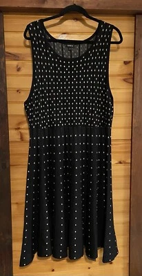 Vestido Suéter Tejido Torrid Talla Grande 3XL Blanco y Negro Sin Mangas Nuevo sin Etiquetas Foto 1 de 4