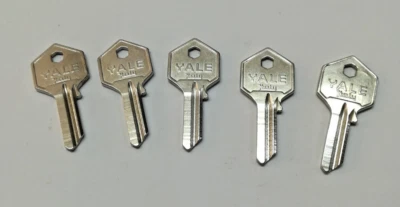 Set 5 chiavi piatte grezze originali Yale 4 spine piccole sx - rif. silca YA13R - Immagine 1 di 4