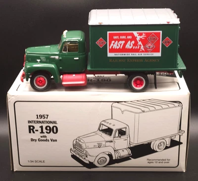 First Gear 1957 International R-190 Dry Goods Van Railway Express 19-1093 1:34 - Image 1 of 4