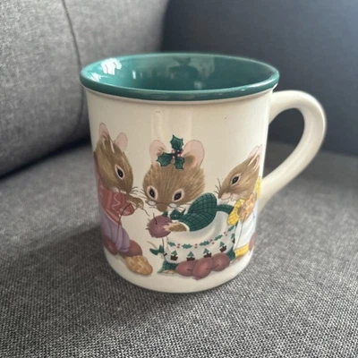 Винтажная рождественская кружка с мышью Potpourri Press 1993 г. для мышей «Изготовление гирлянды» праздники - Изображение 1 из 4